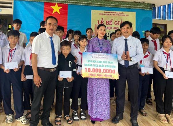 Trao hơn 100 suất quà cho học sinh vượt khó học giỏi