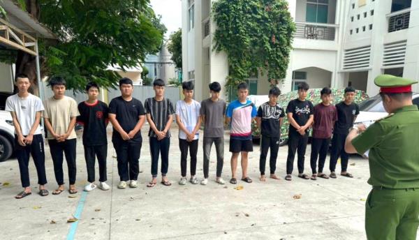 Truy xét nhóm thanh thiếu niên mang hung khí gây rối trên phố
