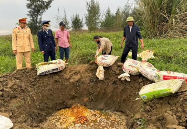 Nghệ An tiêu hủy 2 tấn thực phẩm bẩn