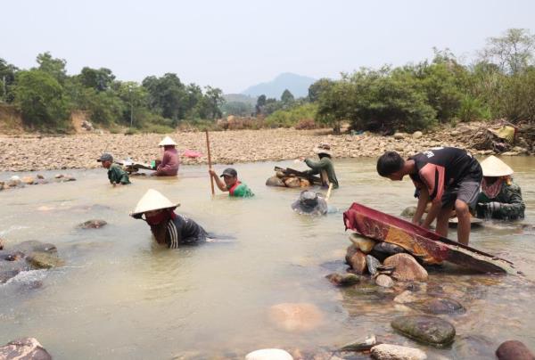 Vàng tặc lộng hành, chính quyền loay hoay tìm cách đẩy đuổi