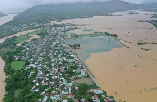 Mưa lũ trái mùa, người dân miền Trung chới với