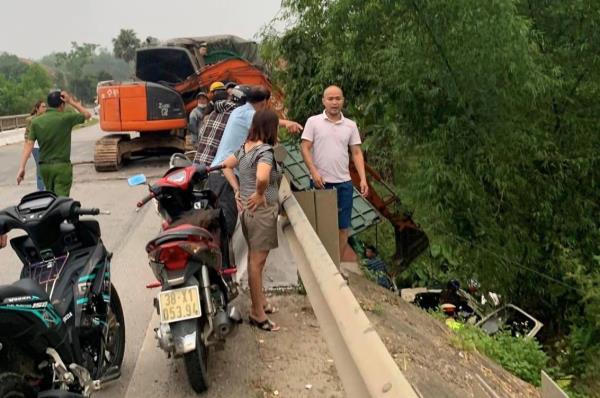 Xe đầu kéo lao xuống suối