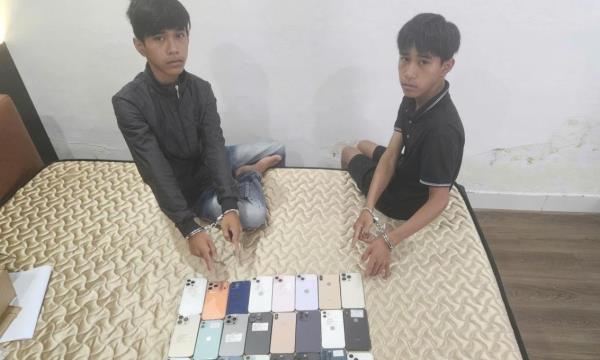 Truy bắt hai anh em đột nhập cửa hàng khoắng hàng chục chiếc điện thoại