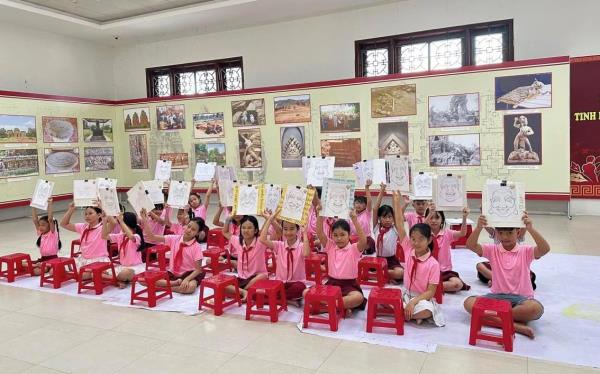 Học sinh Đà Nẵng háo hức tìm hiểu lịch sử, nghệ thuật truyền thống tại Bảo tàng Đà Nẵng