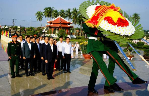 Bí thư Trung ương Đảng, Chánh án TAND Tối cao Nguyễn Văn Quảng dâng hương tưởng niệm các anh hùng liệt sỹ
