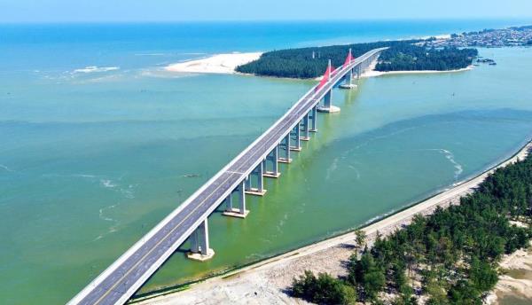 Thông xe cầu vượt cửa biển dài nhất miền Trung