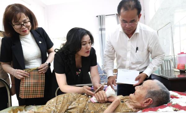 Thứ trưởng Bộ Nội vụ Nguyễn Thị Hà thăm, tặng quà người có công tại Đà Nẵng