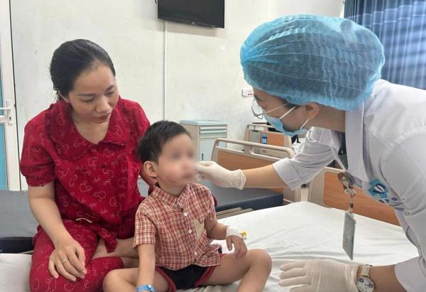 Bé trai 4 tuổi nhập viện cấp cứu sau khi bị chó thả rông tấn công trước nhà