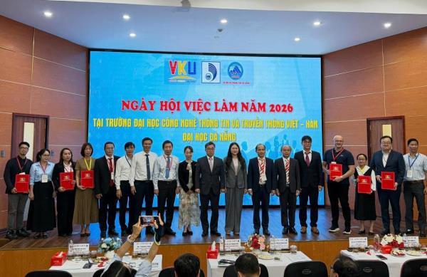 Gần 900 tân kỹ sư, tân cử nhân VKU nhận bằng tốt nghiệp