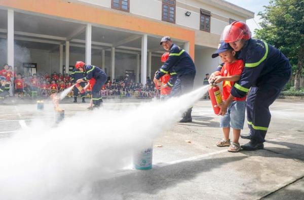 Trang bị, hướng dẫn kỹ năng phòng cháy chữa cháy và thoát nạn cho học sinh ngay từ đầu năm học