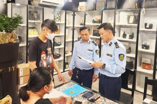 Xử phạt hơn 151 triệu đồng đối với 3 cơ sở kinh doanh túi xách giả