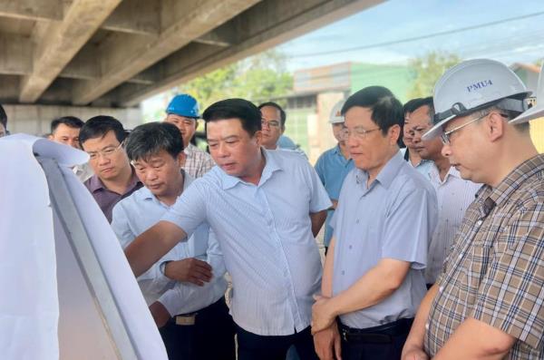 Tranh thủ nắng ráo, đẩy nhanh tiến độ dự án Quốc lộ 14E