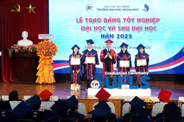 Trường Đại học Ngoại ngữ Đà Nẵng trao bằng tốt nghiệp cho 263 tân cử nhân và thạc sĩ