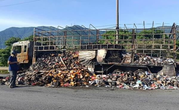 Bà hỏa thui xe tải