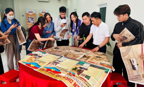 Người dân Đà Nẵng thích thú đón nhận phụ san đặc biệt kỷ niệm 50 năm Ngày Giải phóng miền Nam