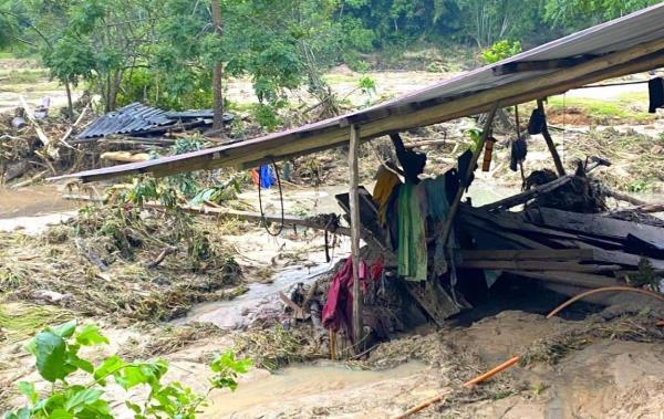 Lũ quét làm sập nhà dân