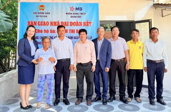 Bàn giao nhà Đại đoàn kết cho hộ khó khăn ở Vu Gia
