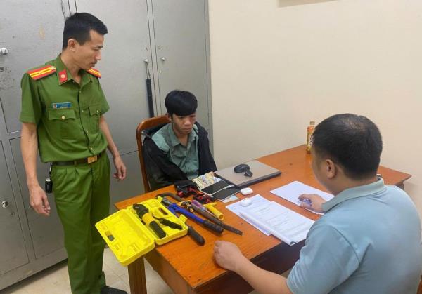 Công an xã truy xét trộm đêm