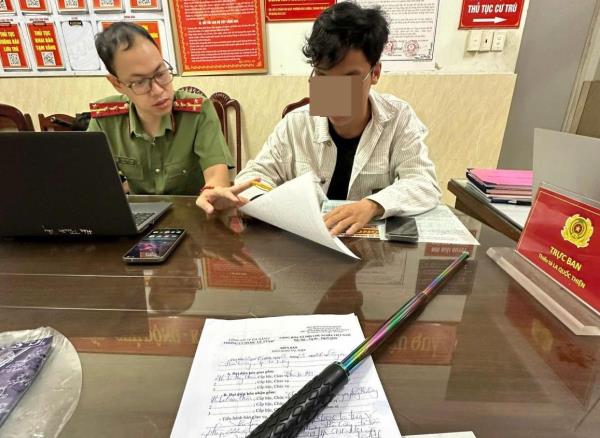 Tàng trữ công cụ hỗ trợ trái phép