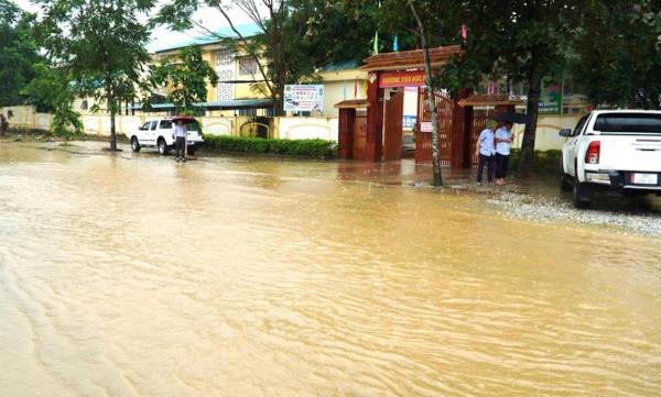 Hơn 4.600 học sinh miền núi Hà Tĩnh nghỉ học do mưa lũ