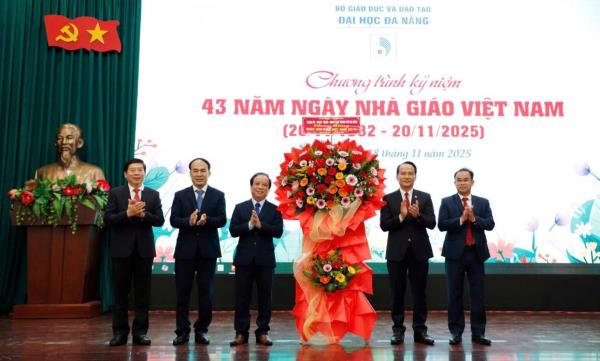 Lãnh đạo thành phố thăm, chúc mừng Ngày Nhà giáo Việt Nam 20-11