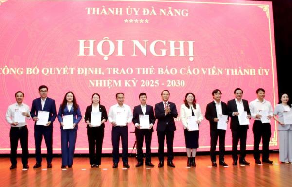 Trao thẻ cho 50 báo cáo viên Thành ủy