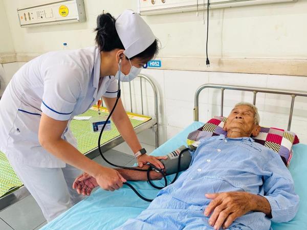 Cắt bỏ khối u khủng ở mông cho cụ ông 97 tuổi