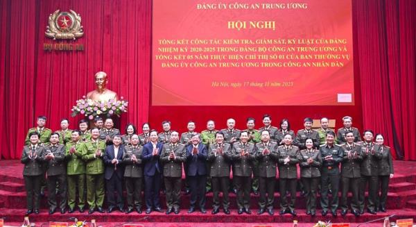 Xây dựng đội ngũ cán bộ kiểm tra các cấp trong CAND trong sáng như gương, sắc bén như gươm