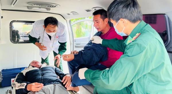 Bão JELAWAT hoạt động gần Biển Đông