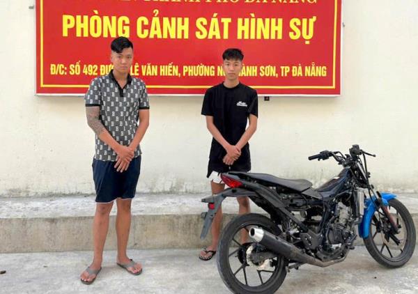 Truy xét 2 thanh thiếu niên cầm kiếm, phóng xe gây náo loạn phố đêm