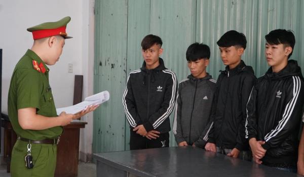 Khởi tố nhóm thiếu niên côn đồ