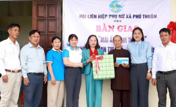 Xã Phú Thuận bàn giao nhà cho hộ khó khăn