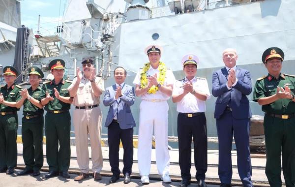 Tàu Hải quân Hoàng gia Canada HMCS Charlottetown thăm Đà Nẵng