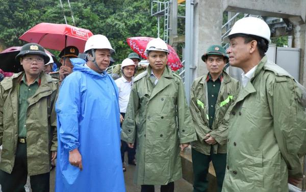 Miền Trung căng mình ứng phó mưa bão số 10