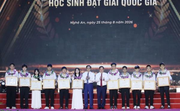 Hơn 2 tỷ đồng tuyên dương 162 học sinh xuất sắc