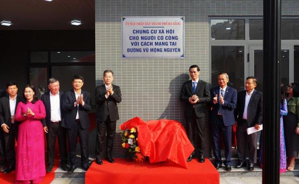 Gắn biển hoàn thành và đưa vào sử dụng 2 công trình xây dựng