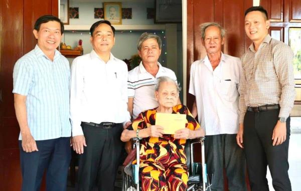 Tặng sổ tiết kiệm cho 3 Mẹ Việt Nam Anh hùng