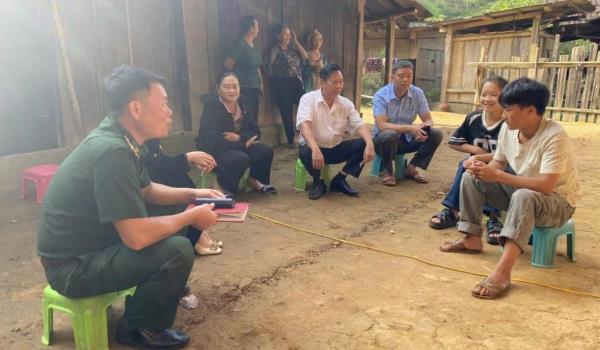 Học tiếng đồng bào để gần dân hơn