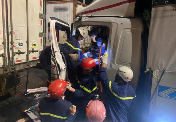 Kịp thời cứu tài xế xe ô tô bị mắc kẹt trong cabin do tai nạn giao thông