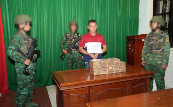 Bắt đối tượng giấu 38 bánh heroin trong lốp ô-tô dự phòng