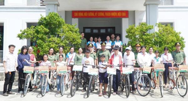Trao sinh kế, tiếp sức học sinh khó khăn từ những việc làm vì cộng đồng