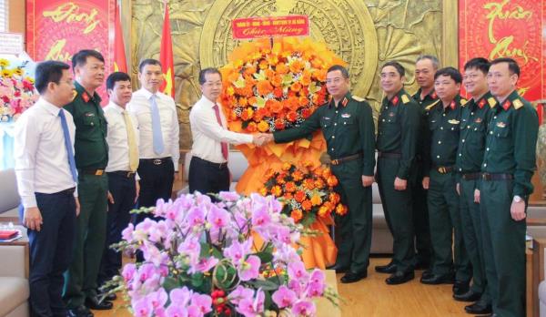 Lãnh đạo TP Đà Nẵng thăm, chúc mừng các đơn vị quân đội