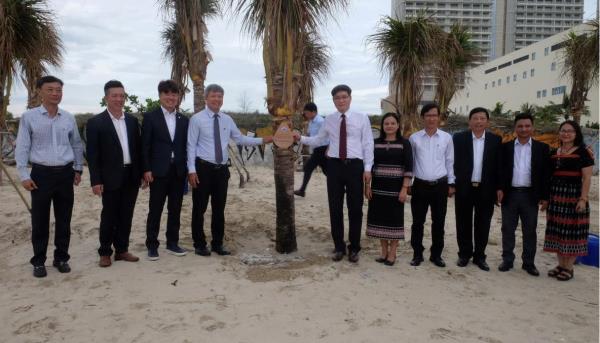 Tiếp nhận và trồng dừa lưu niệm cùng Đoàn đại biểu quận Hamyang