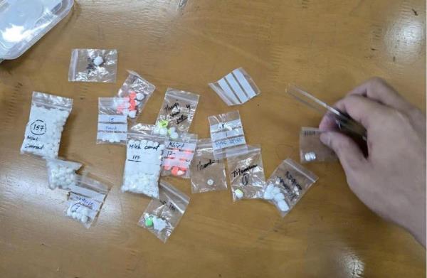 Cận cảnh hơn nghìn viên kim cương nhập lậu, cất giấu tinh vi trong các gói kẹo