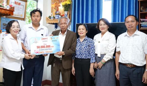 Hỗ trợ em trai liệt sĩ Gạc Ma 50 triệu đồng từ Chương trình Tấm gương hiếu thảo