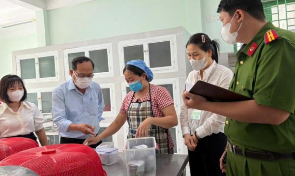 Tăng cường kiểm tra công tác đảm bảo an toàn thực phẩm bếp ăn bán trú