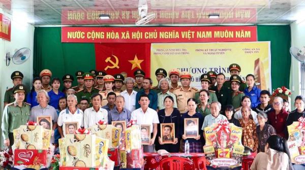 Công an xã ra mắt mô hình Bức ảnh tri ân