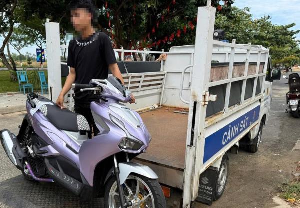 Cả người lẫn xe đều vi phạm
