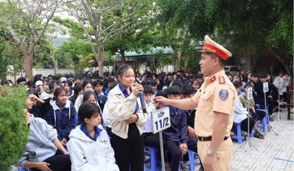 Giữ bình an trên những nẻo đường đến trường