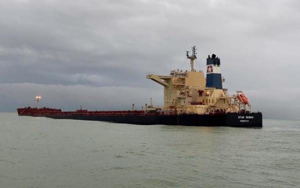 Tàu chở quặng sắt từ Nam Phi mắc cạn tại vùng biển Dung Quất